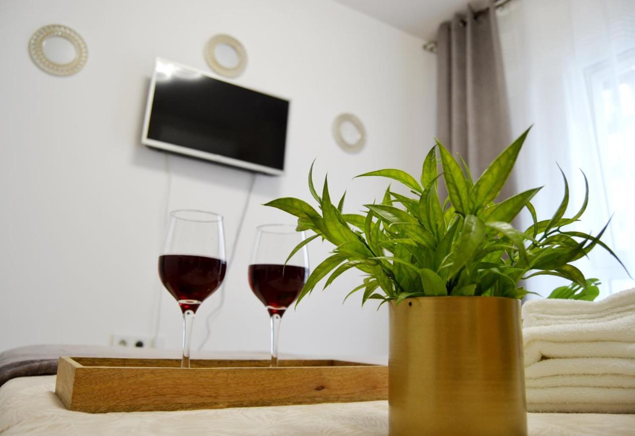 Sunshine - New & Quiet 1Br Apt, Business Area, Close To Airport, Highway A3, Subway Bucharest Exterior photo